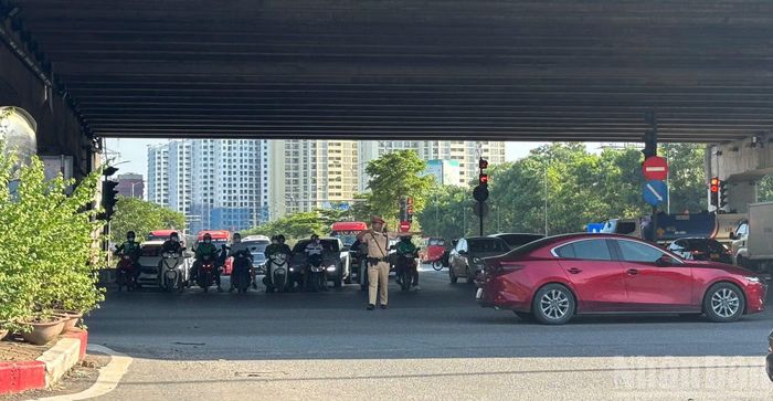 Lực lượng Cảnh sát giao thông được bố trí tại các cửa ngõ, tuyến hướng tâm để điều tiết, hạn chế ùn tắc kéo dài khi dòng người đồng loạt trở lại Hà Nội.