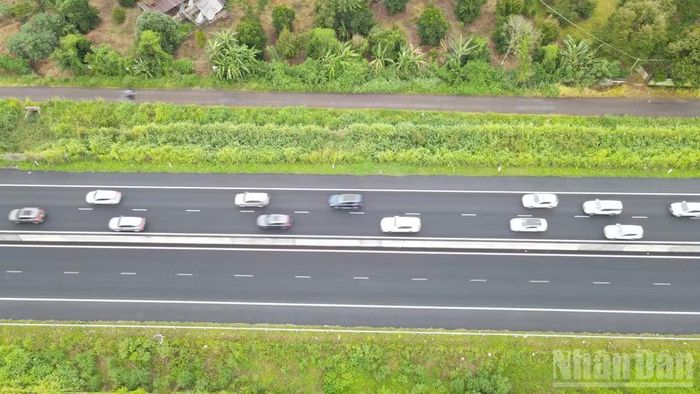 Trước đó, ngày 1/9, lượng phương tiện lưu thông đông trên cao tốc Thành phố Hồ Chí Minh-Long Thành-Dầu Giây.