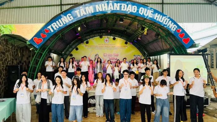 Các bạn trẻ đã đến thăm Trung tâm Nhân đạo Quê Hương (phường Dĩ An). (Ảnh: Ban Tổ chức)