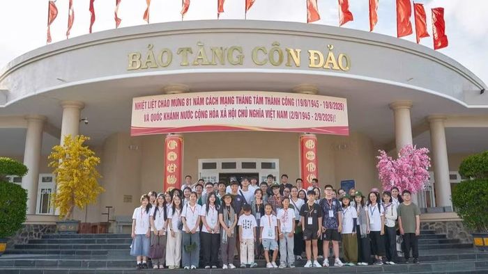 Các bạn trẻ đến tham quan Bảo tàng Côn Đảo. (Ảnh: Ban Tổ chức)