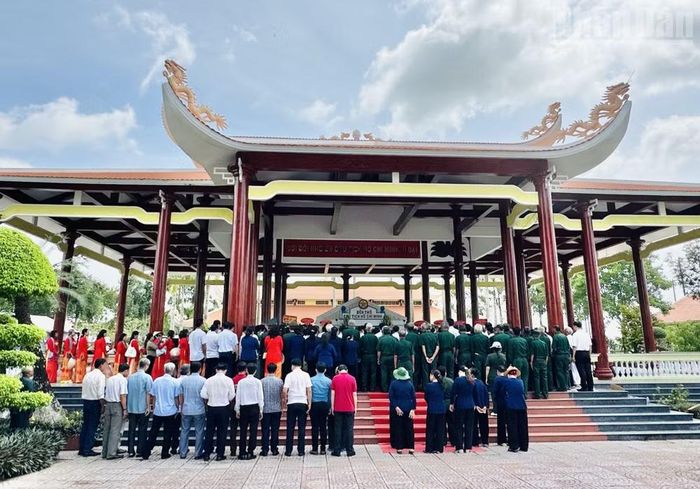 Đông đảo cán bộ, nhân dân các nơi trong tỉnh Cà Mau viếng Đền thờ Bác Hồ tại xã Châu Thới, ngày 2/9/2026. (Ảnh: TRỌNG DUY).