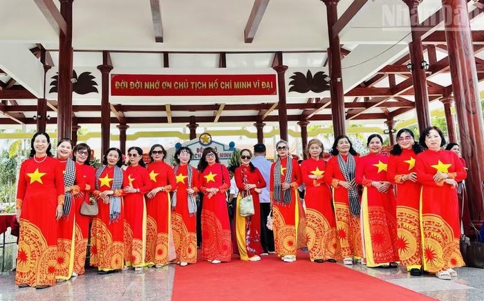 Các tầng lớp nhân dân trong tỉnh Cà Mau viếng Đền thờ Bác Hồ tại xã Châu Thới, ngày 2/9/2026. (Ảnh: TRỌNG DUY).