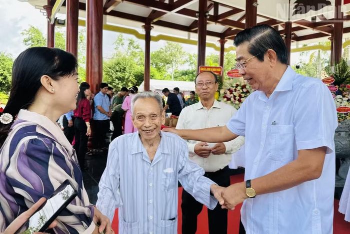 Đồng chí Võ Văn Dũng, nguyên Bí thư Tỉnh ủy Bạc Liêu (nay thuộc tỉnh Cà Mau), ân cần đón đồng chí Ngô Minh Chánh, nguyên Tỉnh ủy viên, nguyên Tổng Biên tập Báo Minh Hải, mặc dù tuổi cao, sức yếu ông vẫn đến viếng Đền thờ Bác Hồ tại xã Châu Thới, ngày 2/9/2026. (Ảnh: TRỌNG DUY).