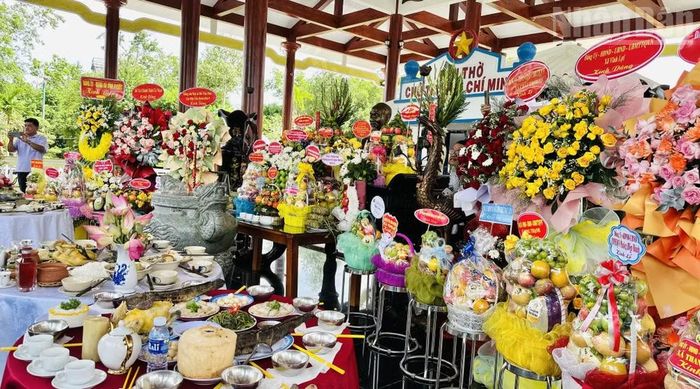Những mâm cơm giản dị, thể hiện tấm lòng của cán bộ và nhân dân Cà Mau thành kính, dâng ngày Bác Hồ mất. (Ảnh: TRỌNG DUY)