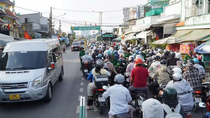 Khu vực phà Cát Lái ùn ứ chiều 2/9. (Ảnh: VÕ LÊ)