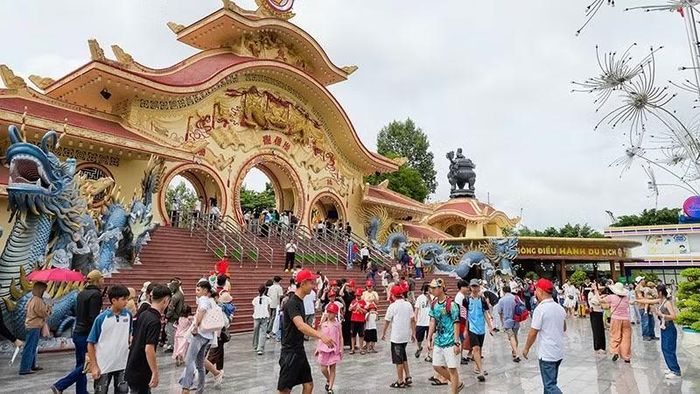 Khu Du lịch văn hóa Suối Tiên vẫn là thu hút rất đông du khách trong các ngày nghỉ lễ vừa qua. (Ảnh: Suối Tiên cung cấp).