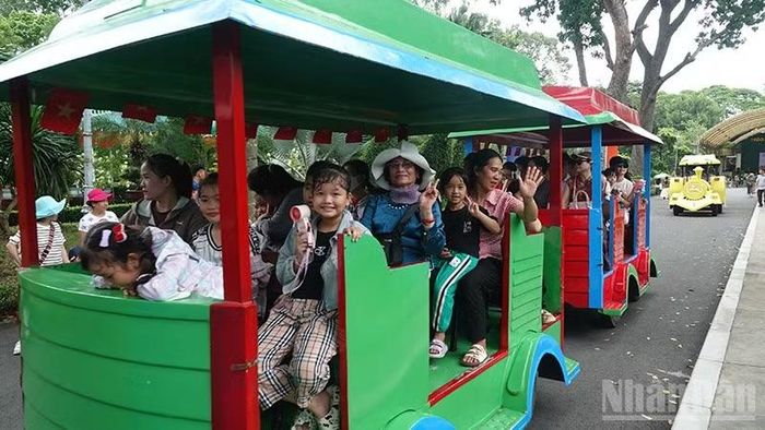 Thảo Cầm Viên Sài Gòn vẫn là điểm đến yêu thích của nhiều gia đình trong dịp lễ 2/9 năm nay. (Ảnh: Linh Bảo).