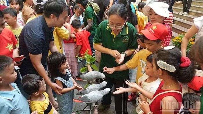 Nhiều hoạt động thú vị tại Thảo Cầm Viên Sài Gòn thu hút các em nhỏ. (Ảnh: Linh Bảo).