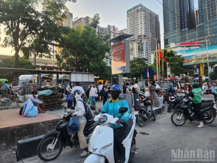 Công an kịp thời có mặt phân luồng, điều tiết tại khu vực cổng chính và cổng phụ của bến xe Mỹ Đình, vì vậy không có hiện tượng ùn tắc.