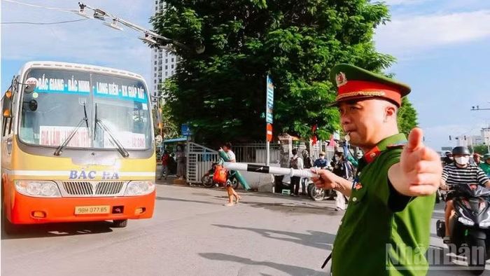 Công an điều tiết tại bến xe Giáp Bát.