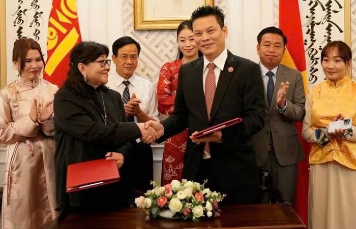 Bà Ariunjoloo - Trưởng Khoa Nghệ thuật Sân khấu, đại diện cho Trường đại học Văn hóa nghệ thuật Mông Cổ ký kết thỏa thuận hợp tác đào tạo và nghiên cứu với đạo diễn Lê Quý Dương.