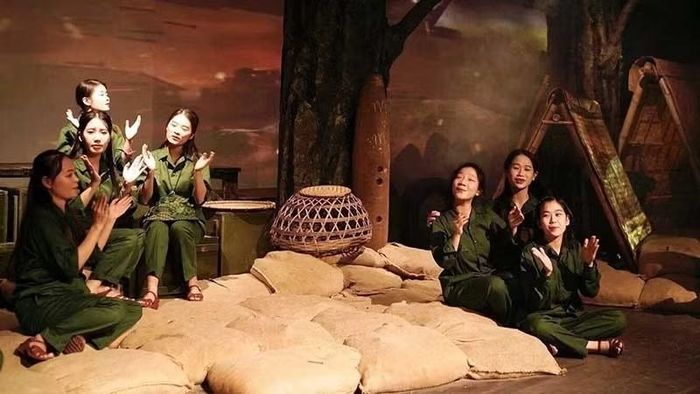 Cảnh trong vở "Huyền thoại tuổi thanh xuân" do đạo diễn Lê Quý Dương viết kịch bản và dàn dựng.