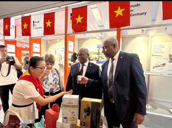 Đại sứ Trần Thị Thu Thìn giới thiệu và mời Đại sứ các nước tại Mozambique thưởng thức cà-phê Việt Nam.(Ảnh: Đại sứ quán Việt Nam tại Mozambique cung cấp)