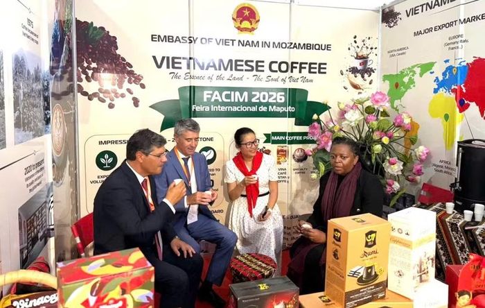 Các Đại sứ, đại diện các cơ quan ngoại giao tại Mozambique tham quan và thưởng thức cà-phê tại gian hàng của Đại sứ quán Việt Nam tại Mozambique. (Ảnh: Đại sứ quán Việt Nam tại Mozambique cung cấp)