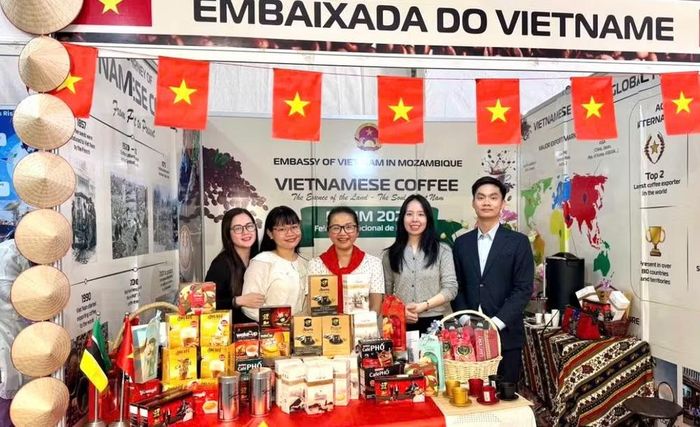Đại sứ Trần Thị Thu Thìn và cán bộ Đại sứ quán tại gian trưng bày các sản phẩm cà-phê Việt Nam. (Ảnh: Đại sứ quán Việt Nam tại Mozambique cung cấp)