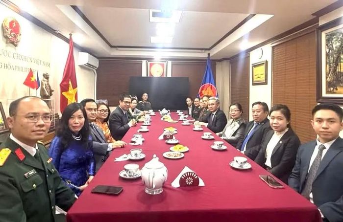 Đoàn Đại sứ quán Lào tại Philippines đến thăm, chúc mừng Đại sứ quán Việt Nam tại Philippines nhân kỷ niệm 81 năm Quốc khánh nước Cộng hòa xã hội chủ nghĩa Việt Nam. (Ảnh: Đại sứ quán Việt Nam tại Philippines cung cấp)