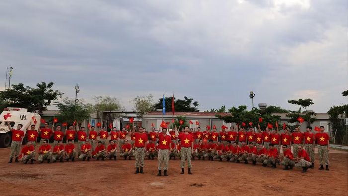 Cán bộ, nhân viên Bệnh viện dã chiến cấp 2 số 7 trong trang phục áo cờ đỏ sao vàng, hướng về Tổ quốc dịp Quốc khánh 2/9. (Ảnh: TIẾN PHÚC)