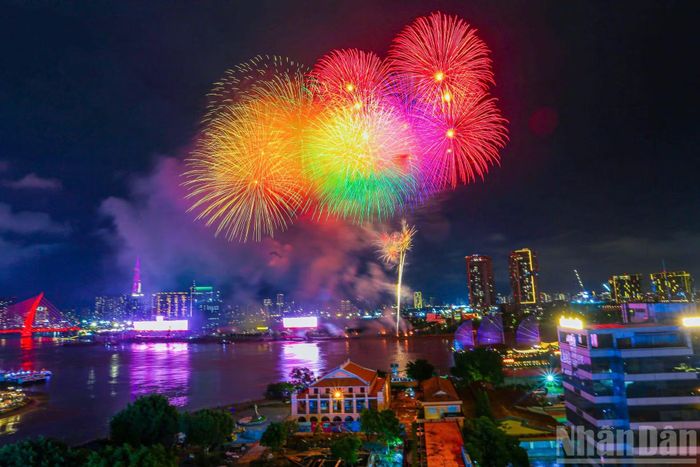 Năm nay, Thành phố Hồ Chí Minh tổ chức bắn pháo hoa tại 7 điểm, thời gian từ 21 giờ đến 21 giờ 15 phút ngày 2/9. Khu vực đầu hầm sông Sài Gòn, phường An Khánh, là trận địa bắn tầm cao có quy mô lớn nhất.