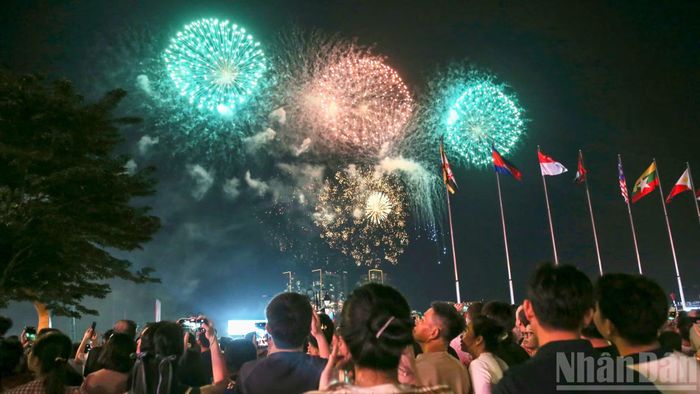Đúng 21 giờ, những loạt pháo đầu tiên vút lên bầu trời Thành phố Hồ Chí Minh. Những chùm sáng liên tiếp bung nở trên nền trời, trong tiếng reo hò và những tràng vỗ tay của hàng nghìn người.