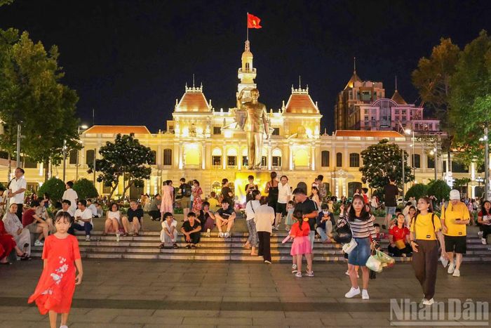 Phố đi bộ Nguyễn Huệ, một trong những tâm điểm vui chơi của Thành phố Hồ Chí Minh mỗi dịp lễ, bắt đầu đông đúc khi người dân và du khách đổ về trong lúc chờ màn pháo hoa mừng Quốc khánh.