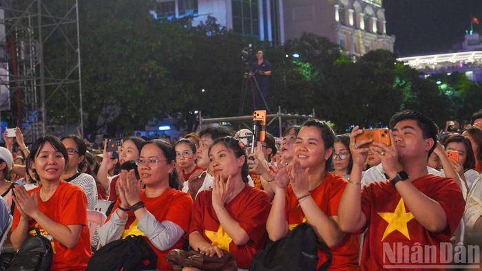 Với sự góp mặt của nhiều nghệ sĩ nổi tiếng, các đơn vị nghệ thuật chuyên nghiệp cùng hàng trăm diễn viên quần chúng và sinh viên nghệ thuật, chương trình mang đến những tiết mục giàu cảm xúc, lan tỏa tinh thần Cách mạng, ca ngợi Chủ tịch Hồ Chí Minh, tình yêu quê hương, đất nước.