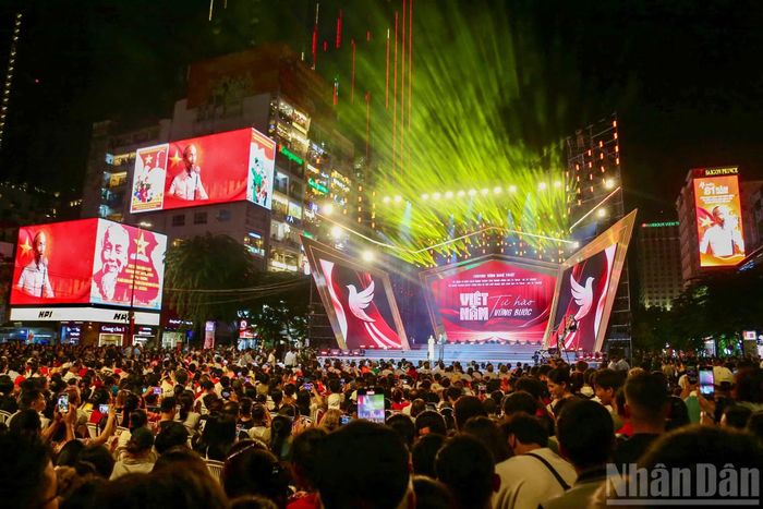  Trong lúc chờ màn pháo hoa mừng Quốc khánh, nhiều người tranh thủ lưu lại những khoảnh khắc tại các tiểu cảnh mang chủ đề 2/9﻿ được dựng dọc tuyến phố. 