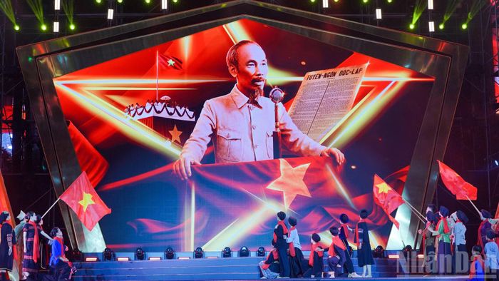 Từ khoảng 18 giờ ngày 2/9, phố đi bộ Nguyễn Huệ, một trong những tâm điểm vui chơi của Thành phố Hồ Chí Minh mỗi dịp lễ, bắt đầu đông đúc khi người dân và du khách đổ về.