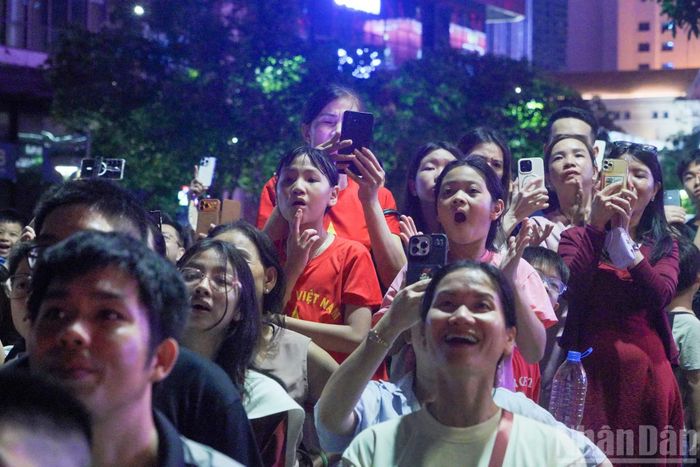  Không chỉ người dân thành phố, nhiều du khách nước ngoài cũng có mặt tại các khu vực trung tâm, cùng thưởng thức màn pháo hoa và ghi lại những hình ảnh đáng nhớ trong ngày Quốc khánh. 