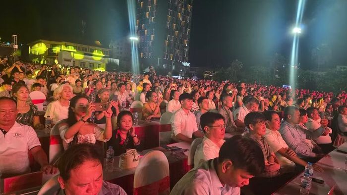 Đông đảo Nhân dân tham dự và thưởng thức chương trình nghệ thuật đặc biệt. (Ảnh: CTV).