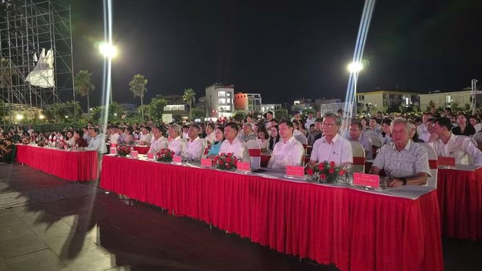 Các đồng chí lãnh đạo tỉnh Đắk Lắk và các đại biểu dự chương trình. (Ảnh: CTV).