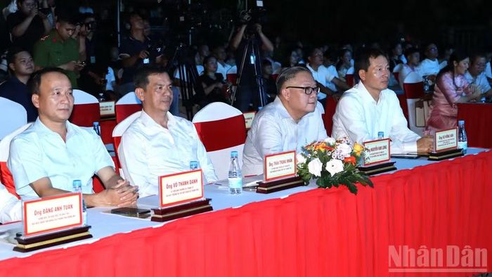 Đồng chí Vũ Hồng Văn, Ủy viên Trung ương Đảng, Bí thư Thành ủy, Trưởng Đoàn đại biểu Quốc hội thành phố Đồng Nai cùng các đồng chí lãnh đạo thành phố dự chương trình.
