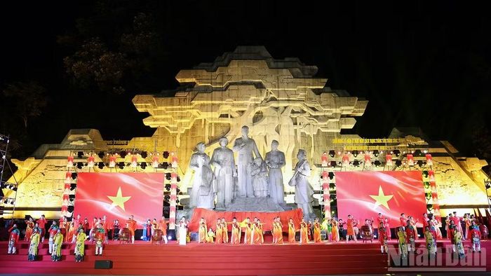 Tiết mục "Giai điệu tự hào - Việt Nam thịnh vượng sáng ngời" mở màn chương trình. (Ảnh: Đức Thắng)
