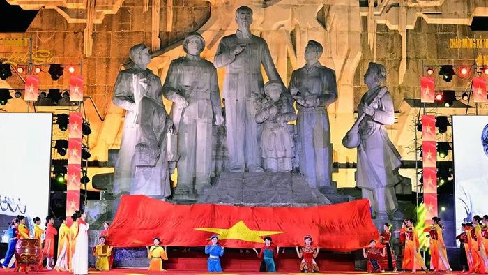 Tiết mục kết hợp trích đoạn thu thanh bản Tuyên ngôn Độc lập do Chủ tịch Hồ Chí Minh đọc ngày 2/9/1945, gợi nhớ thời khắc lịch sử khai sinh ra nước Việt Nam Dân chủ Cộng hòa. (Ảnh: Quang Hòa)