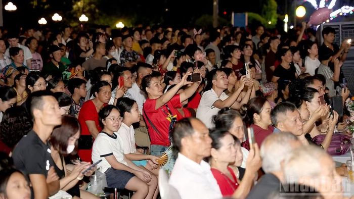 Chương trình thu hút đông đảo người dân trong và ngoài tỉnh đến tham dự.
