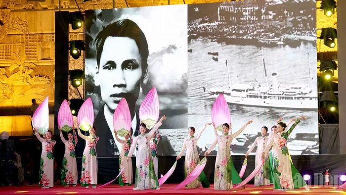 Tiết mục tái hiện hình ảnh Bác Hồ ra đi tìm đường cứu nước. (Ảnh: Đức Thắng)