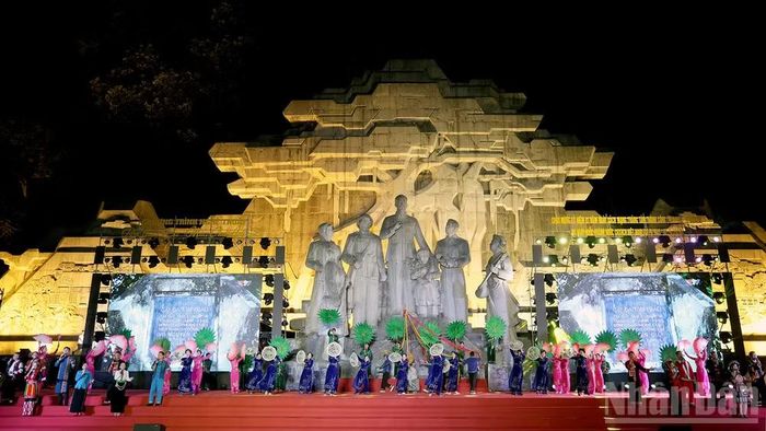 Tiết mục tái hiện tình cảm của nhân dân các dân tộc Tuyên Quang trong những năm tháng Trung ương Đảng và Bác Hồ ở, làm việc tại Tân Trào lãnh đạo Tổng khởi nghĩa. (Ảnh: Đức Thắng)