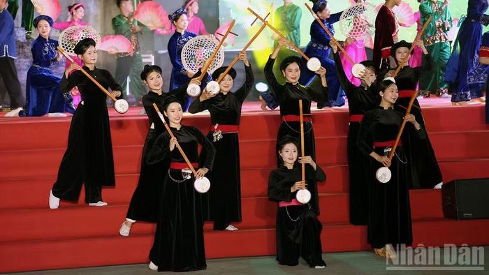 Hát then, đàn tính là một trong những nét văn hóa đặc sắc của đồng bào dân tộc Tày tại tỉnh Tuyên Quang. (Ảnh: Đức Thắng)
