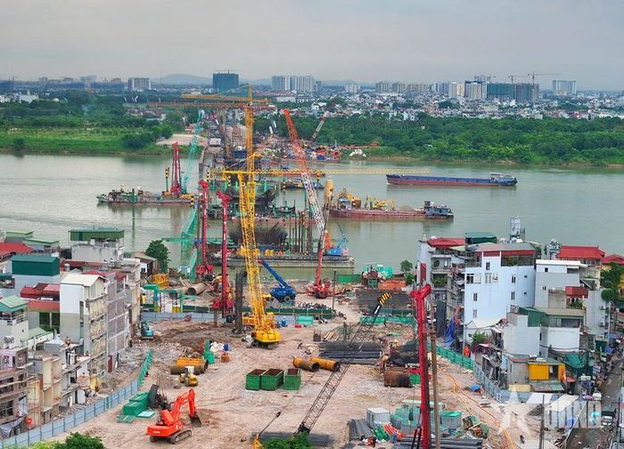  Công trường xây dựng cầu Trần Hưng Đạo (phường Hồng Hà, TP Hà Nội)-dự án giao thông trọng điểm của Thủ đô.