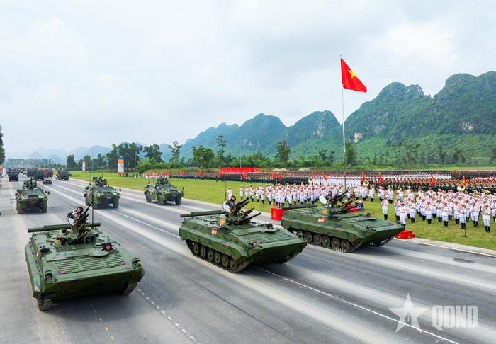 Nhiều trang bị, khí tài hiện đại do công nghiệp quốc phòng Việt Nam sản xuất tham gia luyện tập, làm nhiệm vụ diễu binh, diễu hành trong các dịp đại lễ của đất nước. 