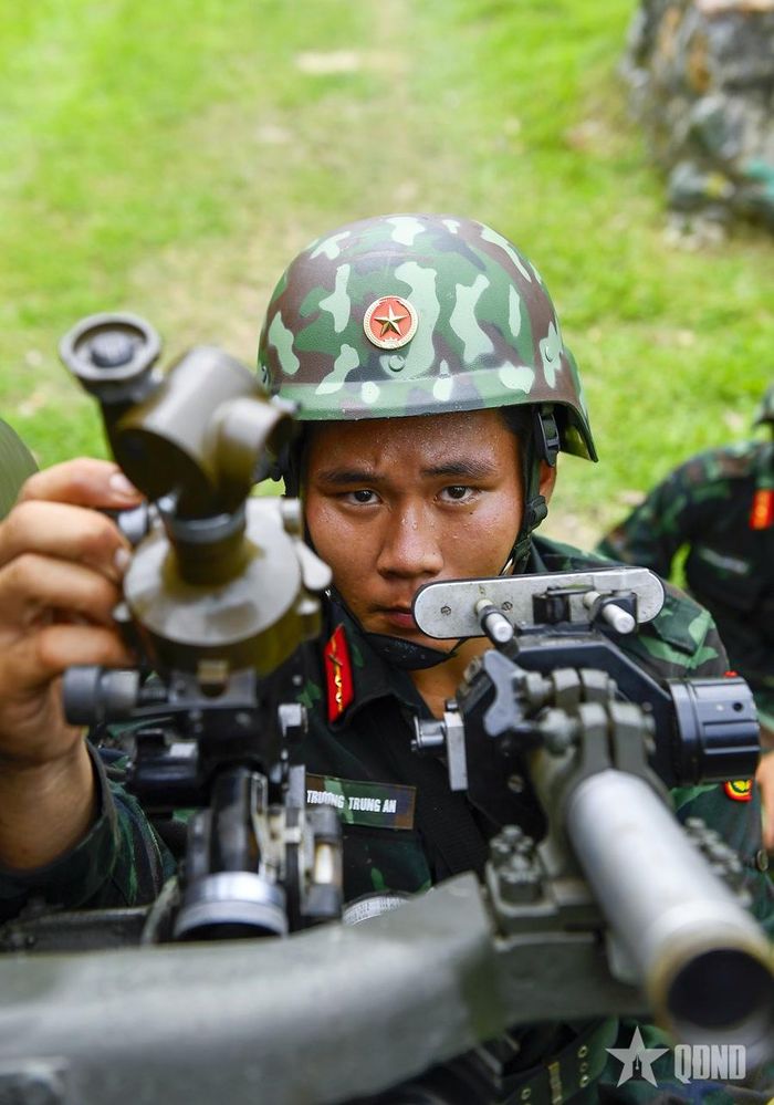  Ánh mắt kiên định và giọt mồ hôi trên thao trường của pháo thủ Đại đội 3, Tiểu đoàn 1, Lữ đoàn Pháo binh 368, Quân đoàn 12. 
