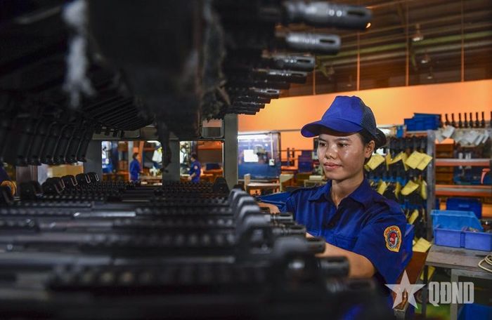 Công nhân kiểm tra khâu cuối trong dây chuyền sản xuất súng tiểu liên tại Nhà máy Z111, Tổng cục Công nghiệp Quốc phòng. 