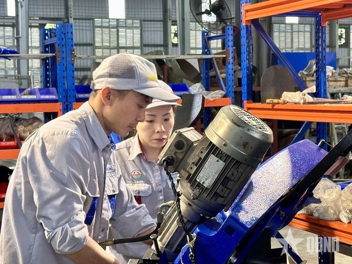  Công nhân Nhà máy Z113, Tổng cục Công nghiệp Quốc phòng hiệu chỉnh sản phẩm trên máy. 