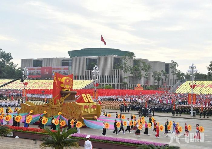   Xe rước Quốc huy tại Lễ mít tinh kỷ niệm 80 năm Quốc khánh nước Cộng hòa xã hội chủ nghĩa Việt Nam (2-9-2025) tại Quảng trường Ba Đình (Hà Nội). Ảnh: TRỌNG HẢI