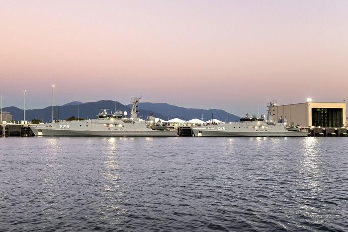 Tàu HMAS Cape Spencer và HMAS Cape Hawke neo tại căn cứ HMAS Cairns trước lễ đưa vào biên chế ở bang Queensland. Ảnh: Hải quân Hoàng gia Australia 