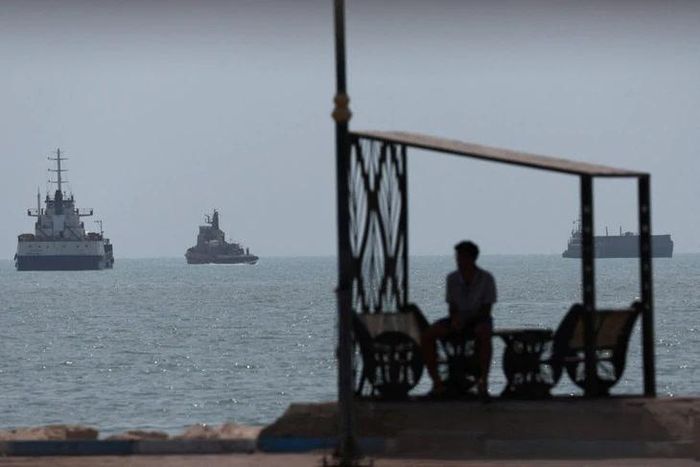 Tàu thuyền trên eo biển Hormuz gần bờ biển Bandar Abbas (Iran) ngày 28-8 - Ảnh: Reuters