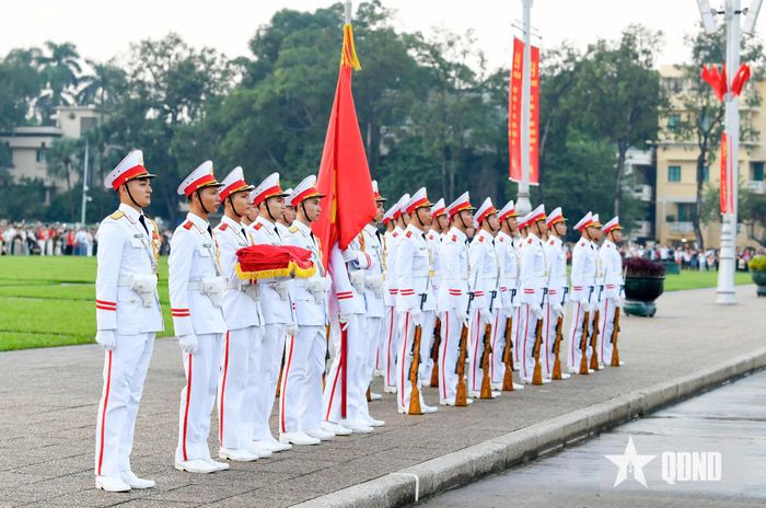 Đội hình trang nghiêm, động tác điều lệnh chuẩn mực của cán bộ, chiến sĩ Đội 1, Đoàn 275 (Bộ tư lệnh Lăng Chủ tịch Hồ Chí Minh).