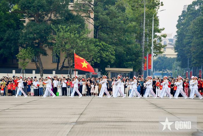 Người dân và du khách tập trung từ sớm, trang phục chỉnh tề, lịch sự, chuẩn bị cho buổi lễ.