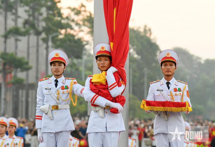 Tổ Quốc kỳ đi nghiêm tiến lên bậc thềm dưới chân cột cờ, thực hiện liên kết cờ. Từng động tác được thực hiện thuần thục, đúng kỹ thuật, bảo đảm trang trọng.