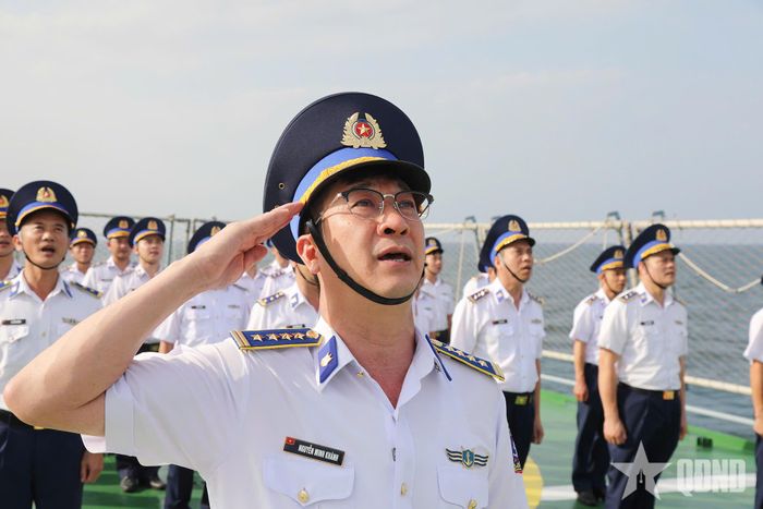  Đại tá Nguyễn Minh Khánh, Phó tư lệnh, Tham mưu trưởng Vùng CSB 2 chủ trì lễ chào cờ. 