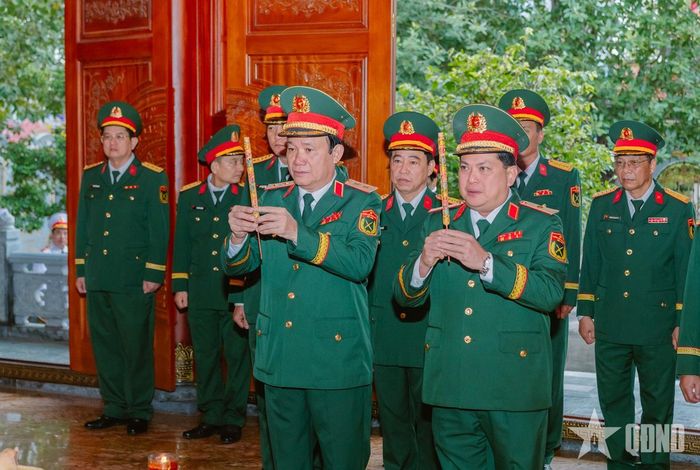 Lãnh đạo Quân khu 9 dâng hương tưởng niệm Chủ tịch Hồ Chí Minh. 